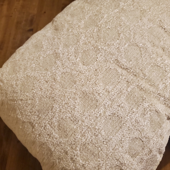 NWT THRESHOLD Ivory Cream Soft Chenille Lumbar Decorative Farmhouse Throw Pillow - Picture 4 of 5